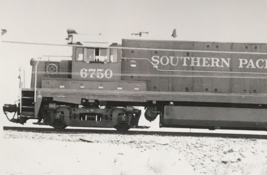 Southern Pacific Railroad SP #6750 GE U25B Locomotive Train B&amp;W Photo Indio CA - $9.49