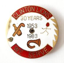 1983 Clinton Maine Lions Club 30 Years Pin We Serve Enamel Filled Frater... - €34,34 EUR