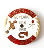 1983 Clinton Maine Lions Club 30 Years Pin We Serve Enamel Filled Frater... - €34,34 EUR