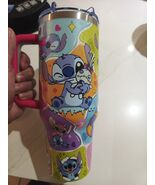 Disney Stitch a Multicolored Tumbler With Handle Top &amp; Straw 40 Oz - $472.02 MXN