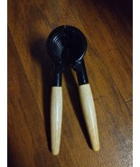 Walnut Cracker Clip NiftyPlaza High Quality Wood Handle Pecan Walnut Ope... - $244.42 MXN