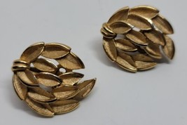 Vintage Crown Trifari Textured Gold Tone Leaf Clip Earrings Set Retro Rare  - £14.44 GBP