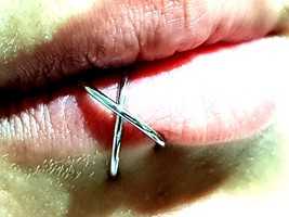 Fake Lip Orbital Cuff Doppelring Piercing Stahl Criss Cross Silber Clip On - £4.16 GBP