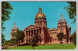 Des Moines Iowa State Capitol with its Golden Dome Postcard D30 - £5.54 GBP