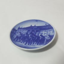 Vtg Denmark Royal Copenhagen mini Plate Vagtparaden 69 2010 Fajance - $9.48