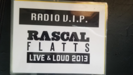 RASCAL FLATTS ORIGINAL 9 X 11.5 &quot;LIVE &amp; LOUD&quot; BACKSTAGE TOUR CONCERT DOO... - $932.03 MXN