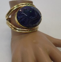 Bold Gold Tone Chunky Bracelet W Blue Stone NEW Weighs 81 Grams  7&quot; Wrist - £19.73 GBP