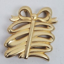 Vintage Christmas Present Ribbon Brooch Pin 2 Inch Tall Gold Tone - £13.13 GBP