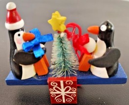 Wood/ Christmas/ PENGUIN/ SHARING GIFTS - $8.50