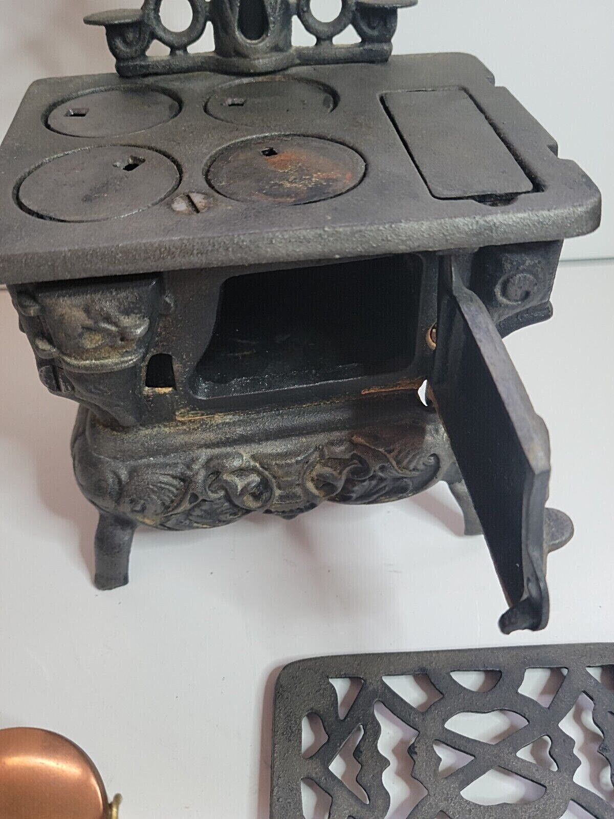 CRESCENT MINIATURE CAST IRON STOVE WITH ACCESSORIES Collectibles