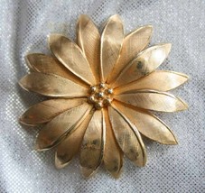 Elegant Giovanni Textured Gold-tone Flower Brooch 1960s vintage  1 3/4&quot; - £9.67 GBP