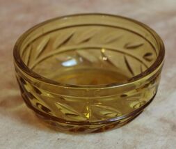 VINTAGE AMBER GLAS STARBURST LEAF DESIGN 4&quot; BOWL EUC DH3114 - $17.60 CAD