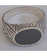 Black surface man ring - $416.89 MXN