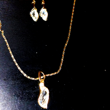 Beautiful vintage golden necklace and earring set with lots of rhinestones - £19.67 GBP