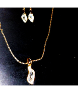 Beautiful vintage golden necklace and earring set with lots of rhinestones - $463.32 MXN