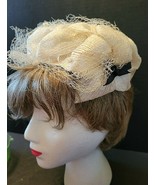1950&#39;S CLIP ON HAT IVORY WITH BLACK BOWS ON SIDE - $262.08 MXN