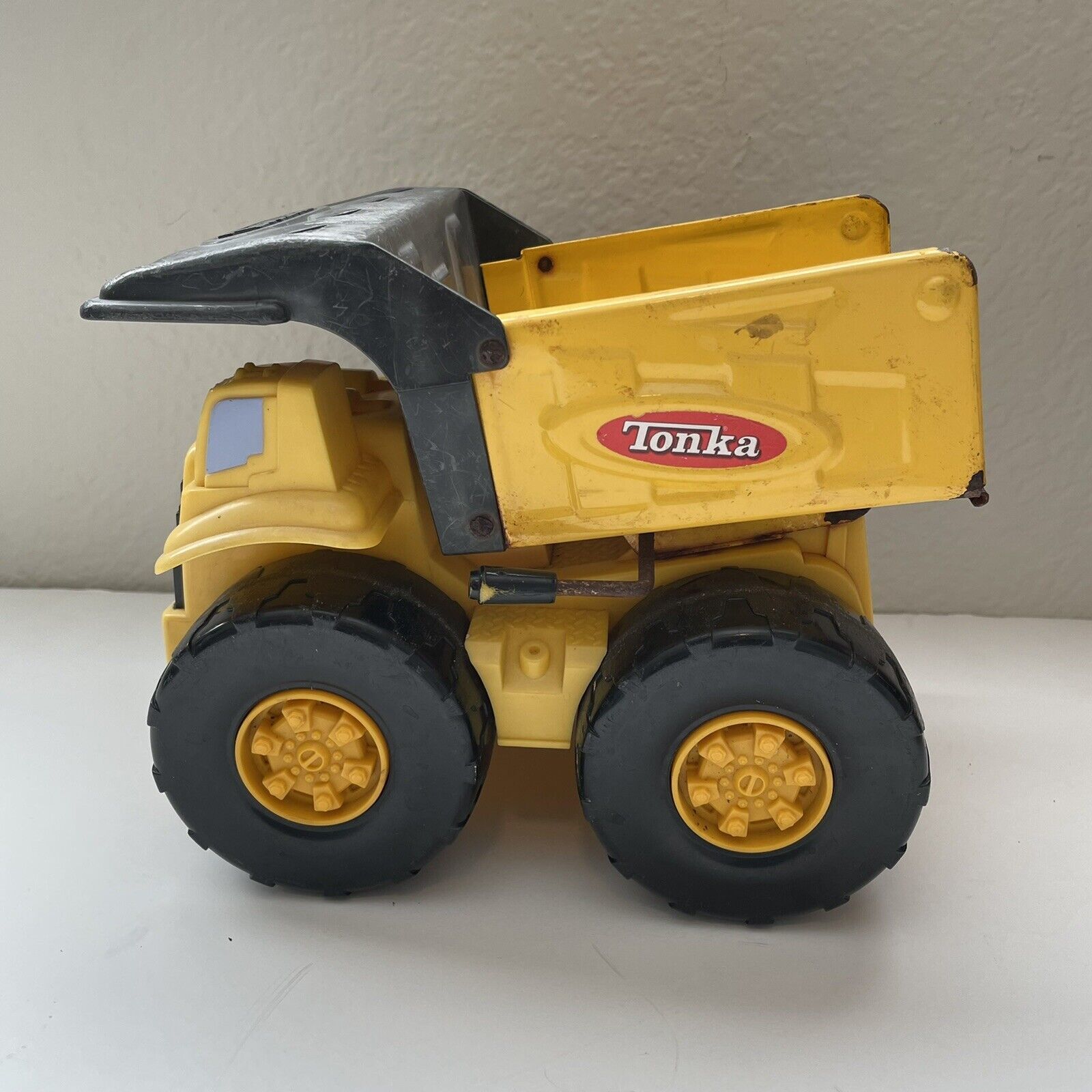 TONKA   DUMP TRUCK  2006 HASBRO   9''  METAL AND PLASTIC CONSTUCTION - $19.80