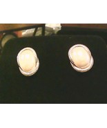 Vintage Napier Gold Faux Cream Pearl Post Stud Retro Earrings - $244.84 MXN