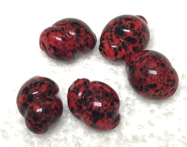 5 Vintage Art Glass Beads Red w Black Speckles Snail Twisty 3/4L x 1/2W - $172.61 MXN