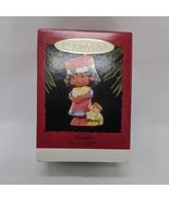 Hallmark Keepsake Christmas Ornament Famika Penda Kids - $138.89 MXN