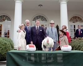 President Ronald Reagan pardons Thanksgiving turkey 1981 New 8x10 Photo - £7.04 GBP