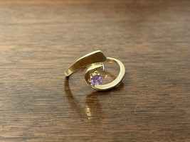 10k Yellow Gold Ring Simple Abstract Swirl Purple Stone 2.16g Size 6 - £81.17 GBP