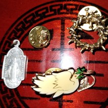 Vintage lot of religious pinbacks and one pendant - $301.58 MXN