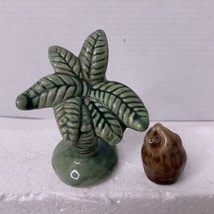 Vintage Ceramic Palm Tree And Coconut Salt and Pepper Shakers Made In Japan - £6.37 GBP