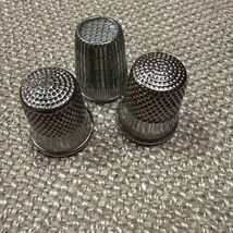 Lot of 3 Silver Tone Metal Thimbles Various Sizes Preowned Usable Vntg - $293.68 MXN Lot of 3 Silver Tone Metal Thimbles Various Sizes Preowned Usable Vntg - $293.68 MXN