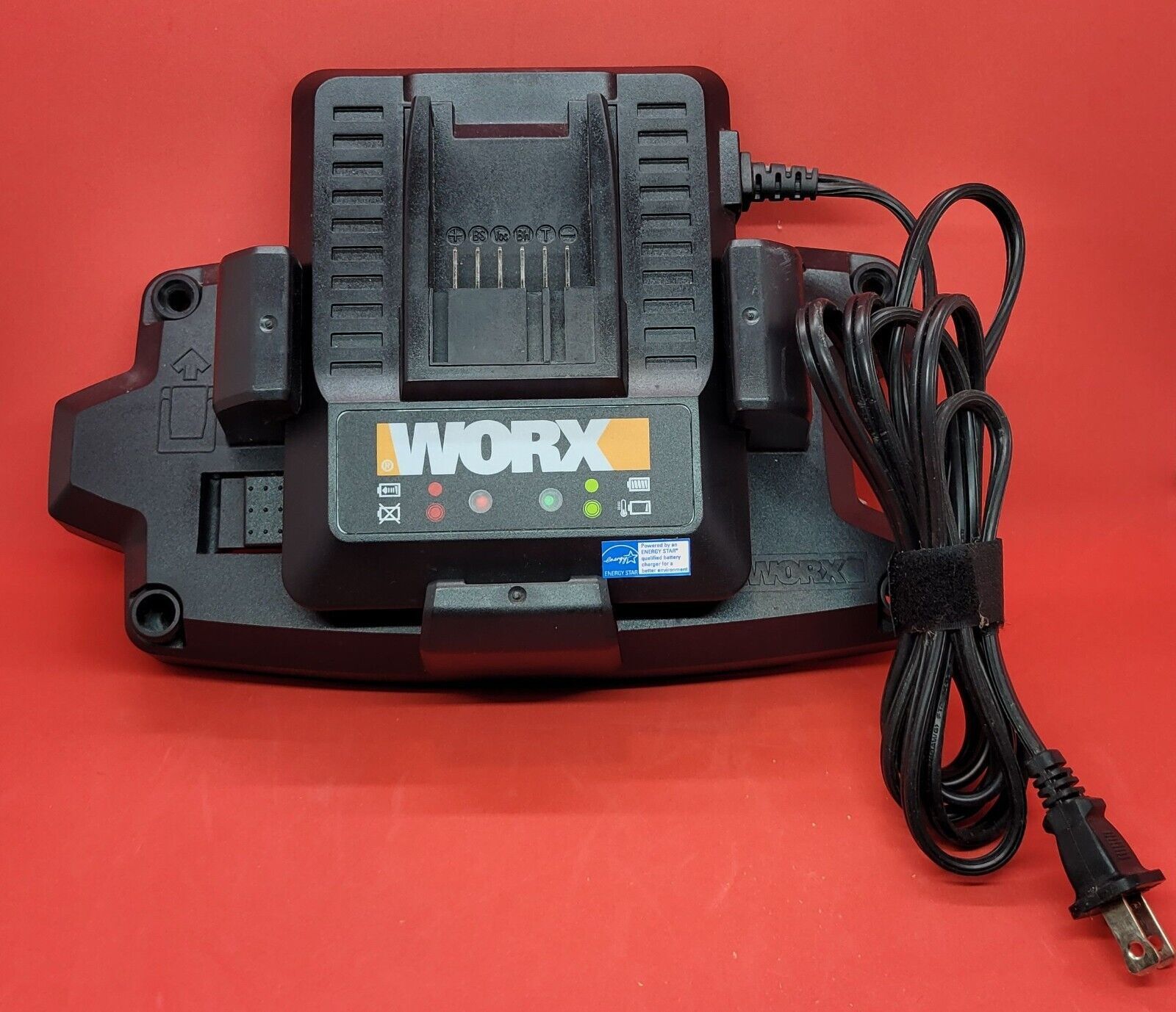 WORX WA3840 14.4V - 18V 0.5A Lithium Ion Battery Charger with Wall Mount - $10.09