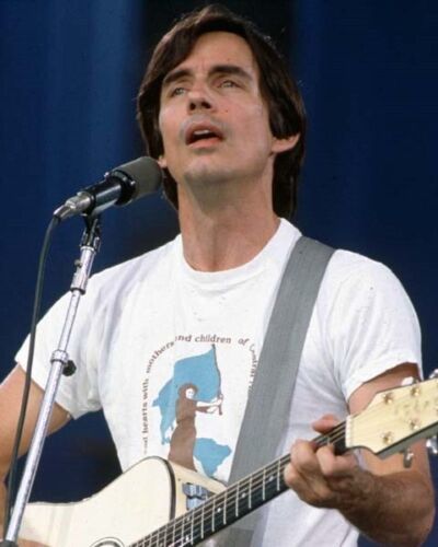 Jackson Brown 1980's in concert singning playing guitar 8x10 inch photo