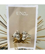 UNO de 50 Wild Bush Bezel Set Crystal Leaf Stud Earrings, Silver/Pink, NWT - $2,211.42 MXN