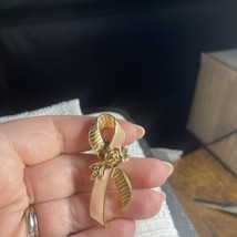 Vintage Avon Gold Tone Pink Enamel Breast Cancer Awareness Ribbon Lapel ... - $137.06 MXN