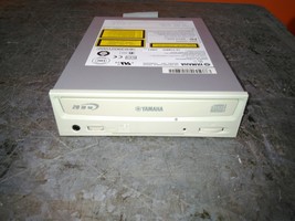 Power Tested Yamaha CRW2200 20-10-40x CD-RW Beige Optical Drive AS-IS - $720.27 MXN