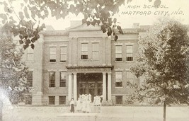 1910&#39;s RPPC Postcard of a High School in Hartford City Indiana - £11.59 GBP