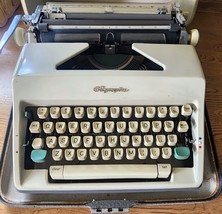 Vintage Olympia Manual Typewriter Werke AG. Wilhelmshaven Western German... - £95.56 GBP