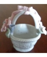 Beautiful Ceramic Miniature Basket Figurine – GORGEOUS DETAIL – BEAUTIFU... - $13.52 CAD