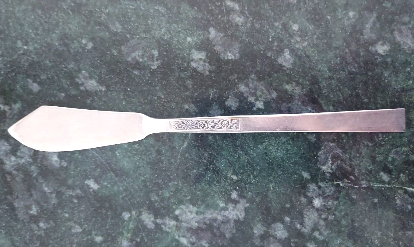 Rogers Co Korea MCM Butter Knife Cheese Stainless Replacement Flowers - $7.92