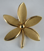 Vintage Trifari Brooch Signed Gold Tone Flower Brooch Pin Jewelry ESTATE... - £18.32 GBP