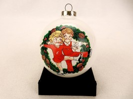 Campbell Kids Christmas White Glass Ball Ornament, 1983 Collector&#39;s Edition - £15.60 GBP