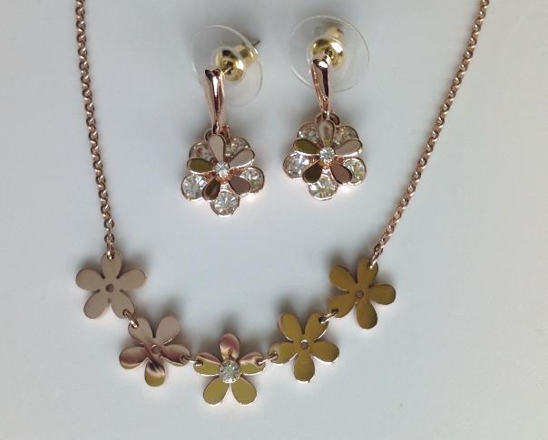 Marc Jacobs Daisy Inspired Necklace and Earrings Set - £21.93 GBP