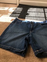 Gloria Vanderbilt Women&#39;s Blue Jean Shorts Zip Button Perfect Fit Size 22  - $30.07