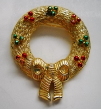 Wreath Gerry&#39;s Pin Brooch Signed Gold Tone Metal Christmas Bow Holly Tex... - £14.38 GBP