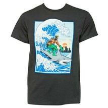 Aquaman Shark Surfing Men&#39;s T-Shirt Black - £11.21 GBP