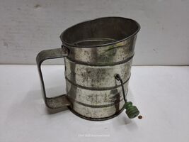 Vintage green handled flower sifter - $272.22 MXN