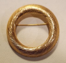 Crown Trifari Brooch Pin Round Circular Brushed Shiny Gold Setting 1960s - $10.99