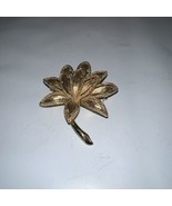 Avon Gold Tone Lotus 2” Flower Leaf Brooch VTG - $13.79 CAD