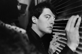 Kyle MacLachlan in Blue Velvet Hiding in Closet Looking Through Blinds 24x18 Pos - £19.01 GBP