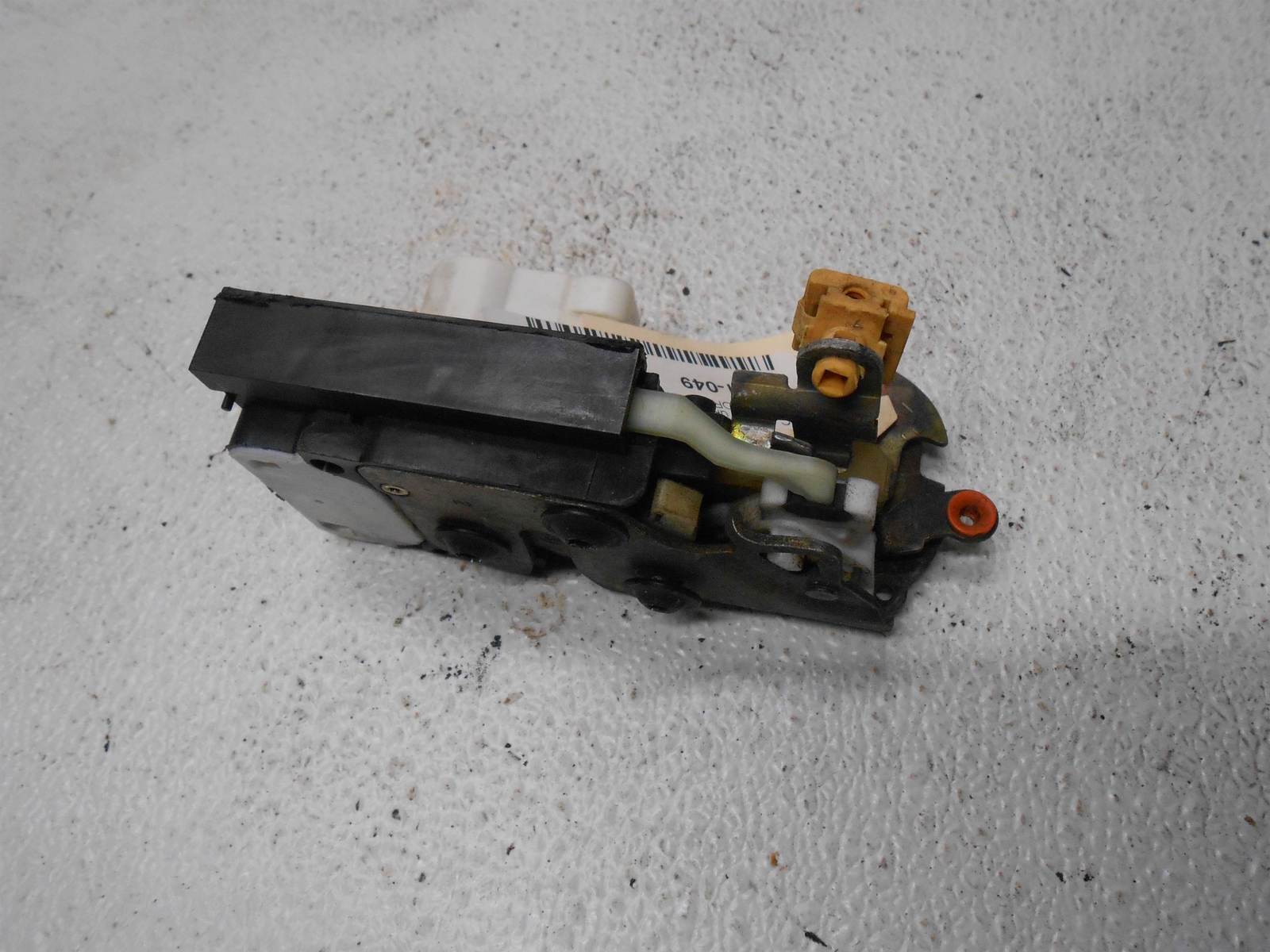 2004 GMC Yukon Front Right Passenger Door Latch - $24.99