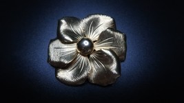 Vintage Large Gold Flower Brooch Pin Size: 5cm diameter - £7.74 GBP